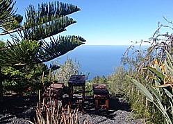 2011_Blick von der 'CASA CONCHITA' Richtung Meer; ein gemtliches Holztischchen, einige Meter vor dem Haus, mit 2 kleinen Sitzbnken; herrlicher Platz, insbesondere bei Sonnenuntergang (westlich von Tijarafe auf der kanarischen Insel 'LA PALMA') 
