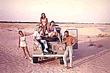 Tunesien 1971_kleine Verschnaufpause in der SAHARA_mit Renate u Horst, Lotti, Angelika und Rolf-Otto BACKES_Jochen A. Hbener