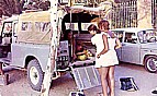 Tunesien 1971_Einkauf vor Landrover-Tour zu sechst_hier_Lotti, Angelika u Renate_Jochen A. Hbener