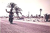 Tunesien 1971_DJERBA_warum nicht mal mit dem Moped durch die Wste ... _Jochen per Moped_Jochen A. Hbener