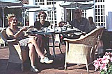 1999_ZIMBABWE_Die 2 deutschen Muse waren einige Tage mit uns im UNIMOG unterwegs_hier: Teetrinken im altenglischen Hotel an den 'VICTORIA-Falls' 