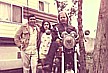 Der US-kolumbianische Wohnmobilbesitzer JAIME ARCILA (links), der in den USA gearbeitet hatte und in den 50-er Jahren fr die Amerikaner in Korea gekmpft hatte, mit seiner Frau OPHELIA auf dem Weg von USA durch Mittel- amerika nach KOLUMBIEN_und der amerikanische Motorrad- fahrer HARRY_JAIME nimmt mich in seinem Wohnmobil mit_durch ganz MEXICO, BELIZE bis GUATEMALA-City_ HARRY fhrt mit seinem Motorrad einige Zeit nebenher, lt sein Gepck im CAMPER, schlft nachts mit uns im Camper_ er verschwindet unerklrlicherweise spurlos zwischen MEXICO- City und ACAPULCO, Nhe CHILPANCINGO, wo wir einen schlimmen Unfall hatten ... 

(Harrys Gepck blieb im Camper zurck - wir wollten es spter bei der amerikanischen Botschaft in Guatemala abgeben, die das Gepck aber anfangs wegen der damals vorkommenen 'Terroristen-Attentate auf Botschaften und -schafter' in Lateinamerika, z.B. auf den deutschen Botschafter in Guatemala, nicht annehmen wollten; nur widerwillig nahmen sie das Gepck in einer filmreifen, kurios inszenierten Aktion auerhalb des Botschaftsgebudes entgegen; ausserdem verweigerten mir die amerikanischen Botschaften in Guatemala und spter in Deutschland das Ergebnis ihrer Nachforschungen nach dem Motorradfahrer Harry )

Ich suche HARRY seit ber 30 Jahren_vielleicht kann mir jemand helfen, ihn wiederzufinden ... sein Motorrad, eine HONDA_amtl. Kennzeichen TEXAS X62525_siehe weiteres Bild_MEXICO 1974