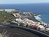 Blick auf den Touristenort 'Puerto de Naos' mit schwarzem Lavastrand, im Hintergrund Hotel 'Sol La Palma'