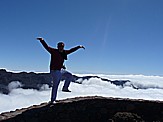 Jochen versucht zu fliegen ... am Grad des 'Roque de los Muchachos', 2.426m .d.M., hchste Erhebung auf 'LA PALMA', vor dem wolkenverhangenden 'Kessel'='Caldera de Taburiente'