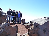 am Grad des 'Roque de los Muchachos', 2.426m .d.M., hchste Erhebung auf 'LA PALMA',  vor dem 'Kessel'='Caldera de Taburiente': Beate (knieend), Hermann, Jochen, Hannes und Charly