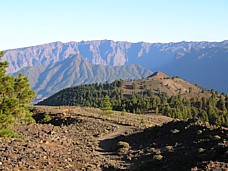 Auf der langen, aber sehr reizvollen Wanderung entlang des Kamms der Insel 'La Palma', entlang der sogen. 'Ruta de los Volcanes', hier: Blick zurck, im Hintergrund das Zentrum der Insel, die 'Caldera de Taburiente'_2007