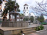 'Los Sauces' im Nordosten der isla bonita 'La Palma', hier die 'Plaza del Ayuntamiento', hinten die 'Iglesia Nuestra Seora de Montserrat'