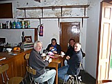 'El Tablado', Krmerladen, Dorfladen und -einziges- 'Caf', von Seora Rosa, abgebildete Personen: Hermann, Charly, Jochen und Hannes