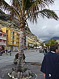 Tazacorte (puerto), Bummel durch das kleine Badertchen, links hinter den Appartementhusern erheben sich die Felsen zum 'El Time' hoch, geradeaus sieht man die ffnung des 'Barranco de las Angustias', der in die 'Caldera de Taburiente' fhrt